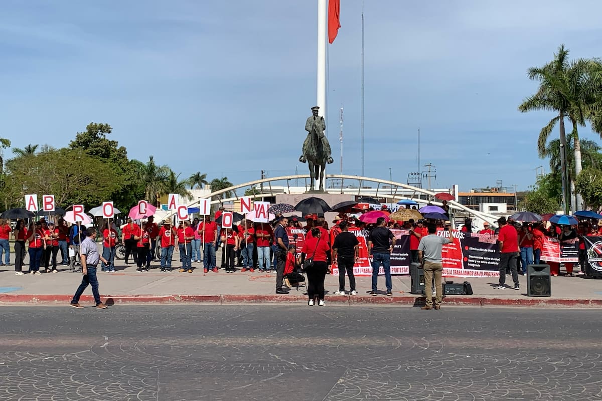 Habrá paro de labores indefinido en escuelas de Sonora; Se manifiestan maestros de Ciudad Obregón frente a Palacio Municipal