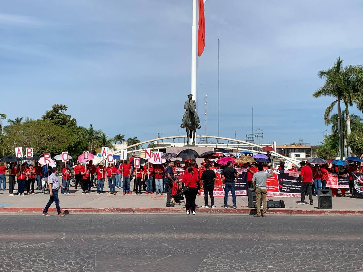 Maestros de Ciudad Obregón se manifiestan frente al Palacio Municipal, anunciando un paro indefinido en escuelas de Cajeme y Sonora, exigiendo la abrogación de la reforma al Issste y pensiones justas. FOTO: MAYRA ECHEVERRÍA