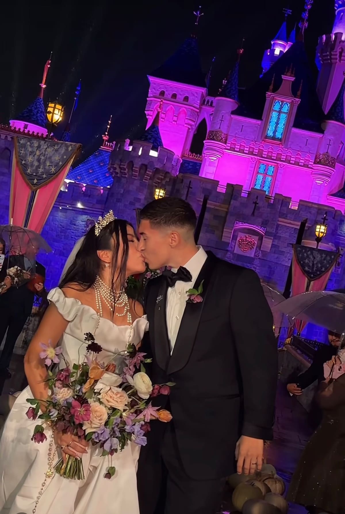 Chris Gutiérrez y Cristina Guereca celebraron su boda en Disneyland con música en vivo de Código FN y Edición Especial. Foto: Cortesía
