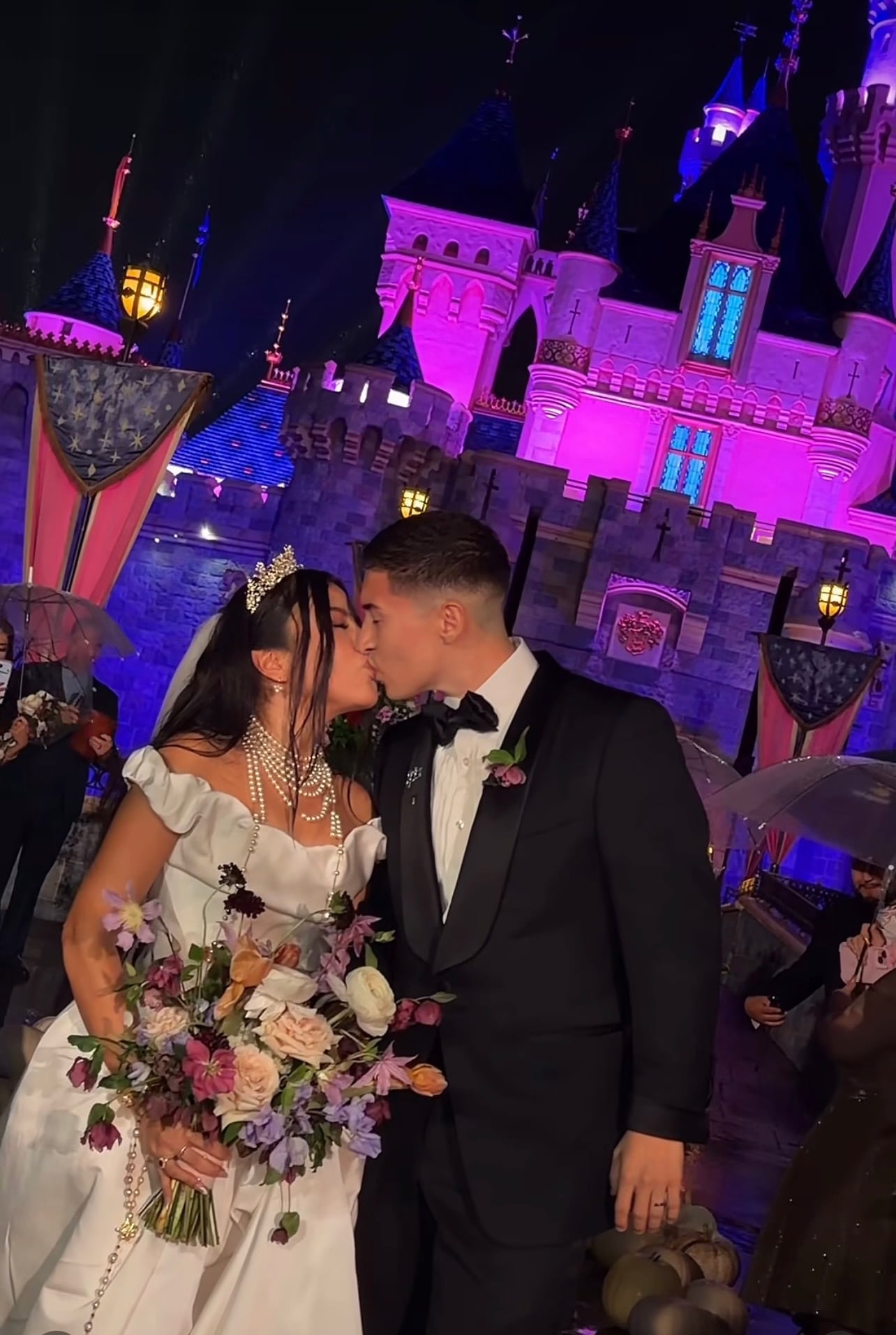 Chris Gutiérrez y Cristina Guereca celebraron su boda en Disneyland con música en vivo de Código FN y Edición Especial. Foto: Cortesía