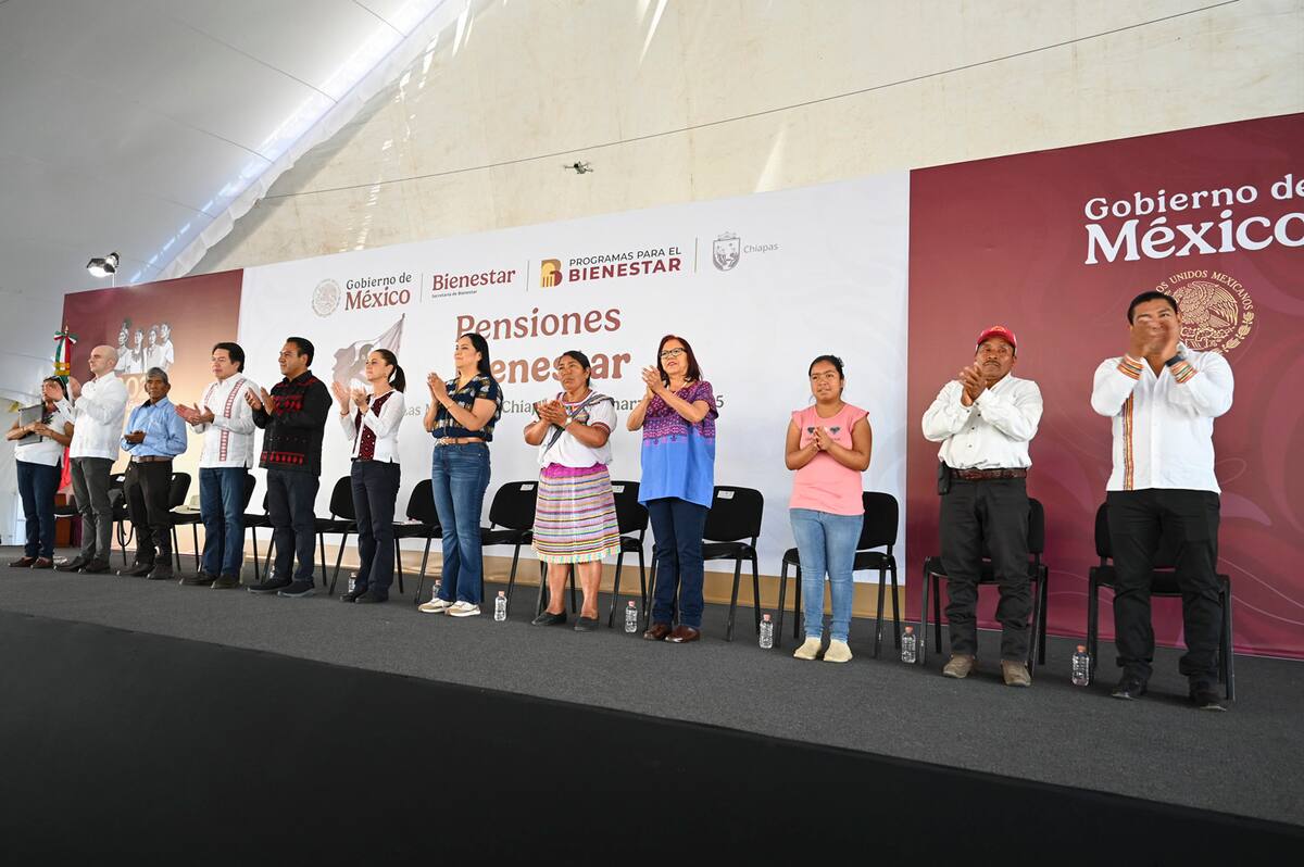 La doctora Claudia Sheinbaum Pardo, presidenta Constitucional de los Estados Unidos Mexicanos preside Pensiones Bienestar en Las Margaritas, Chiapas. La acompañan María Cristina López Alfaro, derechohabiente de las Pensiones Bienestar de las Mujeres Bienestar; Carlos Torres Rosas, secretario técnico del Gabinete de la Presidencia y coordinador general de Programas para el Bienestar; Antonio Cruz Cruz, derechohabiente de las Pensiones Bienestar de las Personas Adultos Mayores; Mario Delgado Carrillo, secretario de Edución Pública; Eduardo Ramírez Aguilar, gobernador Constitucional del Estado de Chiapas; Ariadna Montiel Reyes, secretaria del Bienestar; Reyna Álvarez Méndez, derechohabiente de las Pensiones Bienestar de las Mujeres Bienestar; Leticia Ramírez Amaya, Coordinadora general de asuntos intergubernamentales y participación social; Guadalupe Velasco, derechohabiente de las Pensiones Bienestar para las personas com discapacidad; Salvador López, tutor de Guadalupe Velasco, derechohabiente de las Pensiones Bienestar para las personas com discapacidad y Bladimir Hernández Álvarez, presidente municipal de Las Margaritas. / Gobierno de México.