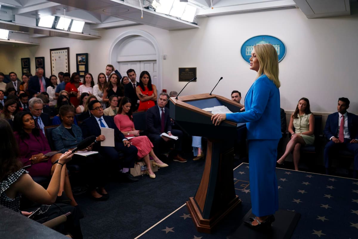 La secretaria de prensa de la Casa Blanca, Karoline Leavitt, en rueda de prensa el jueves 19 de junio del 2025.| Crédito: EFE/EPA/WILL OLIVER