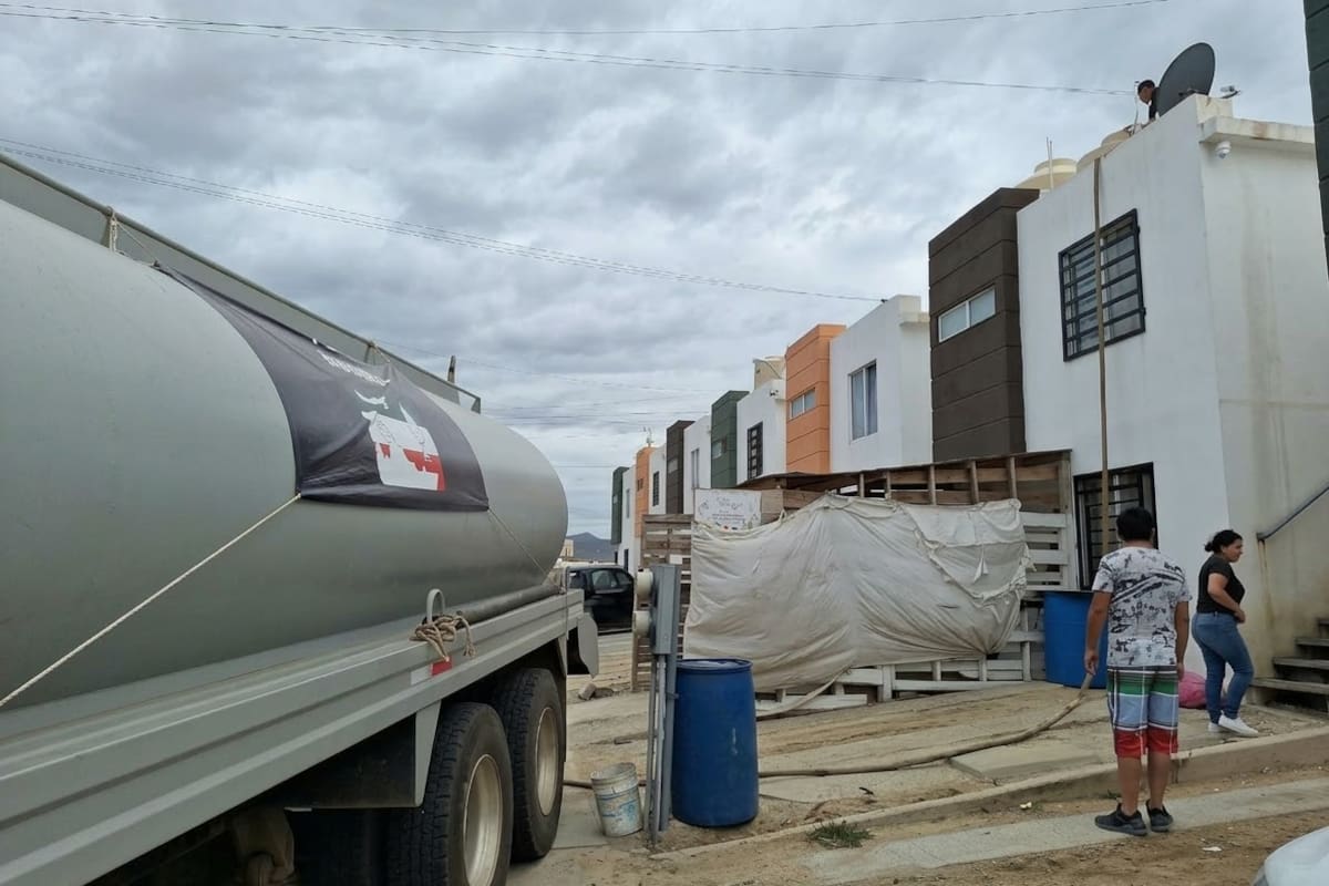 Marina distribuye 460 mil litros de agua potable en colonias de Ensenada