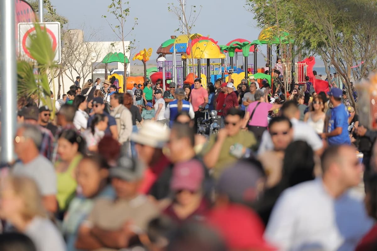 Cientos de empalmenses acudieron a la inauguración de la primera etapa del malecón turístico de su ciudad. FOTO: ELEAZAR ESCOBAR
