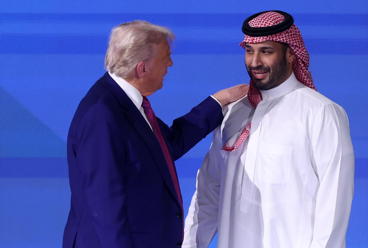 El presidente estadounidense Donald Trump y el príncipe heredero saudí Mohammed bin Salman bin Abdulaziz Al Saud asisten al discurso de apertura en el Foro de Inversión Saudí-Estadounidense en Riad, Arabia Saudita, el 13 de mayo de 2025. El foro se lleva a cabo durante la visita de estado del presidente estadounidense Trump a Arabia Saudita el 13 de mayo. (Arabia Saudita) EFE/EPA/ALI HAIDER
