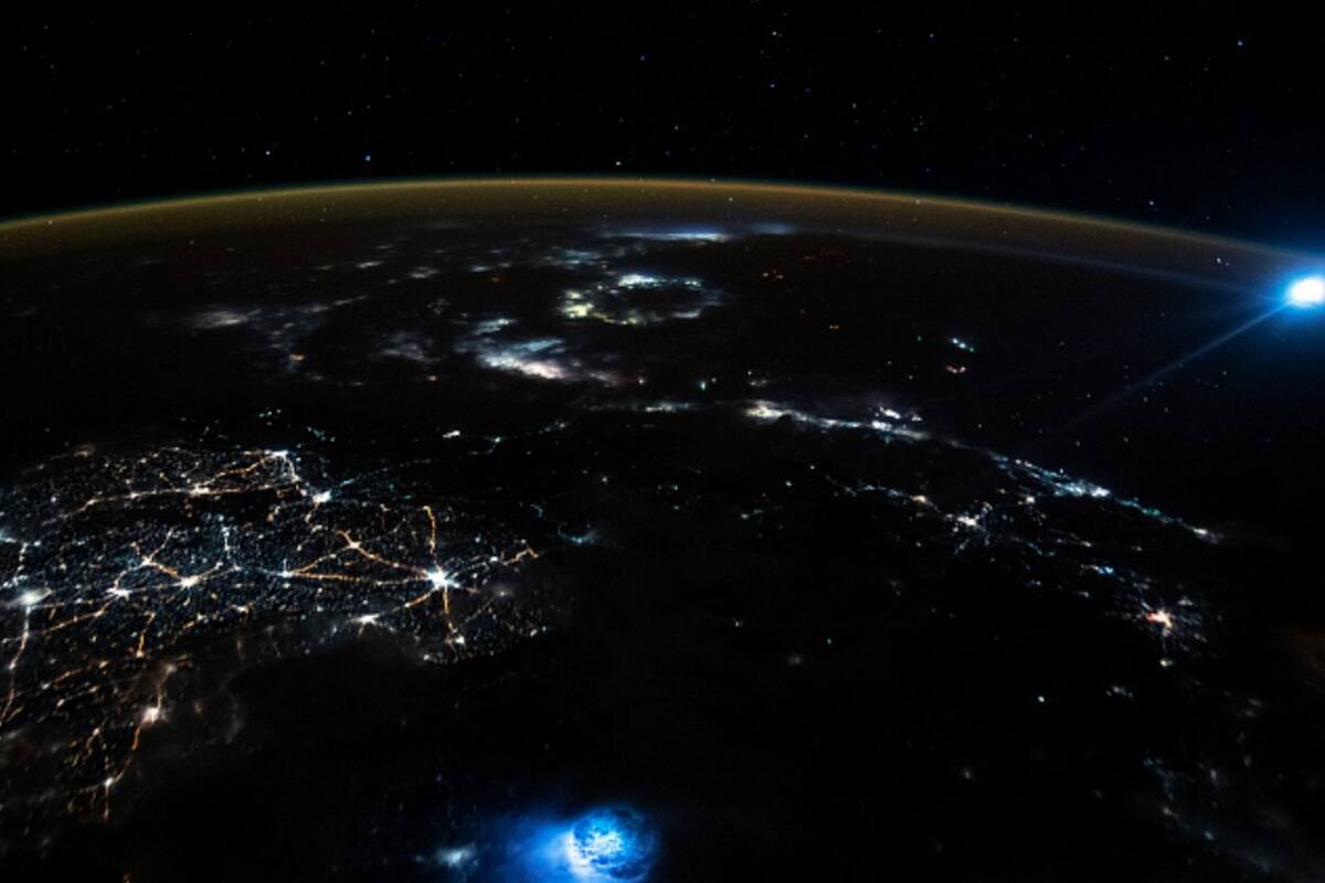Astronauta de la EEI capta dos raras manchas azules sobre la atmósfera de la Tierra