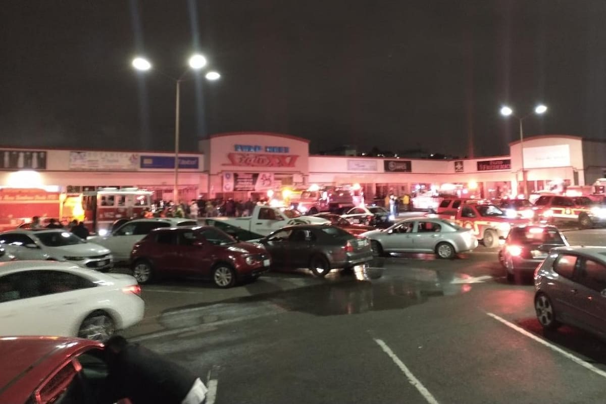 Sufren tres locales daños tras incendio en Swap Meet Siglo XXI