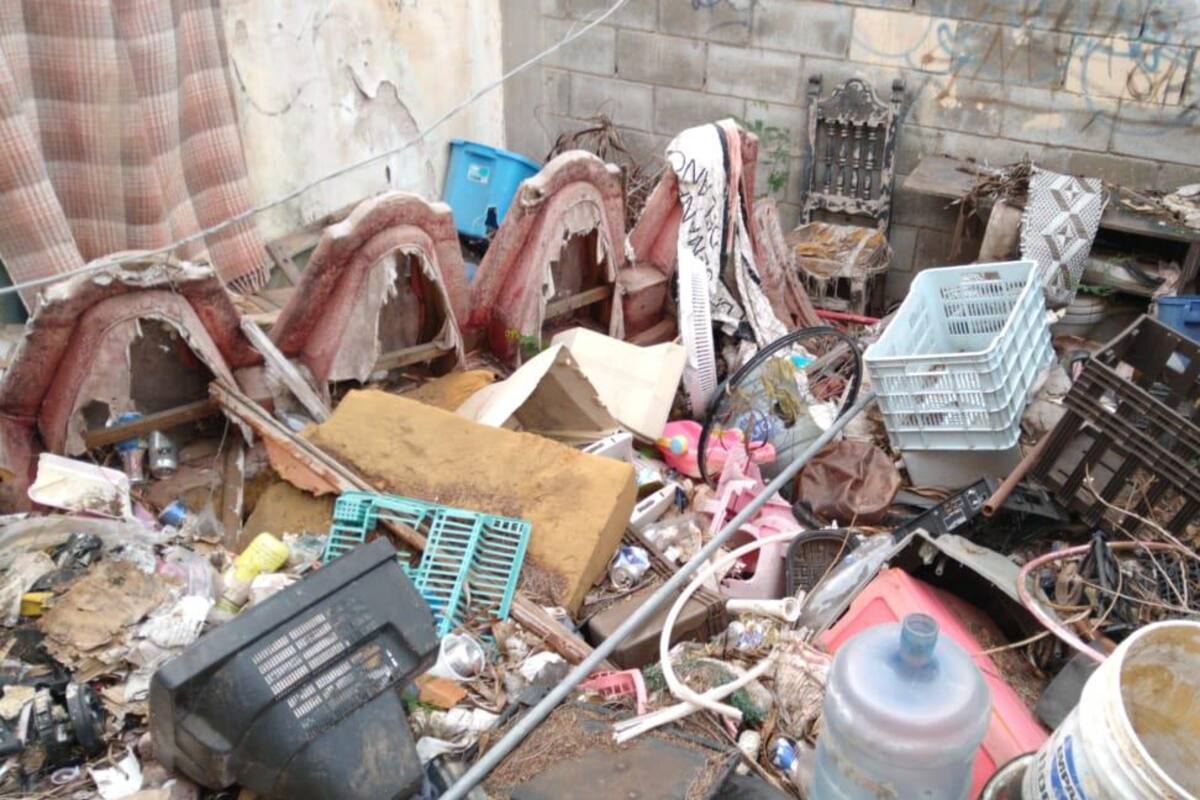 Después de tres años vuelve a su casa y halla ¡5 toneladas de basura!