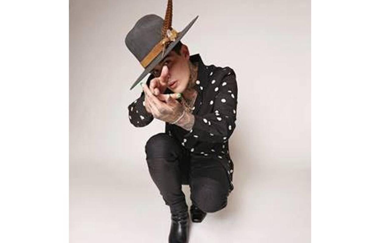 Adriel Favela lanza su nuevo sencillo 'Maldito'