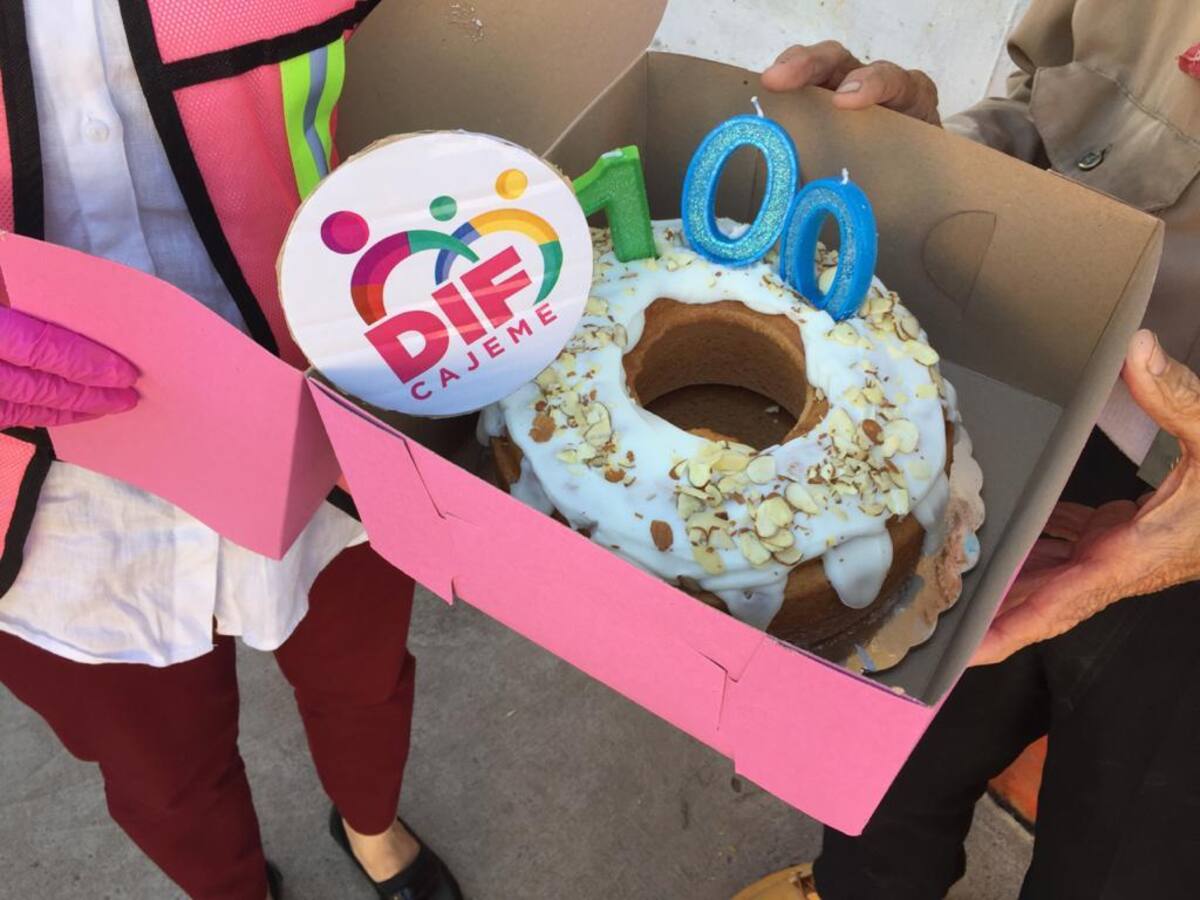 El DIF de Cajeme le llevó a Don Simón un pastel por su cumpleaños.