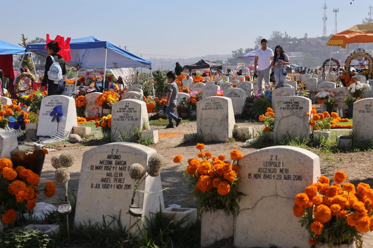 Los visitantes decoraron las tumbas con flores de cempasúchil y música de mariachis para recordar a sus seres queridos. Foto: Sergio Ortiz
