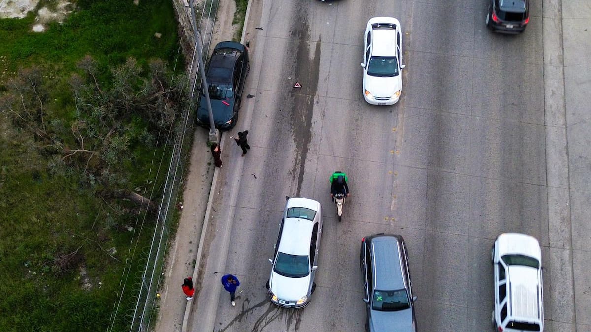 Un percance registrado la tarde de este sábado, a la altura de la colonia Chula Vista, generó congestión vial en el sentido descendente hacia el bulevar Agua Caliente. Foto: Border Zoom