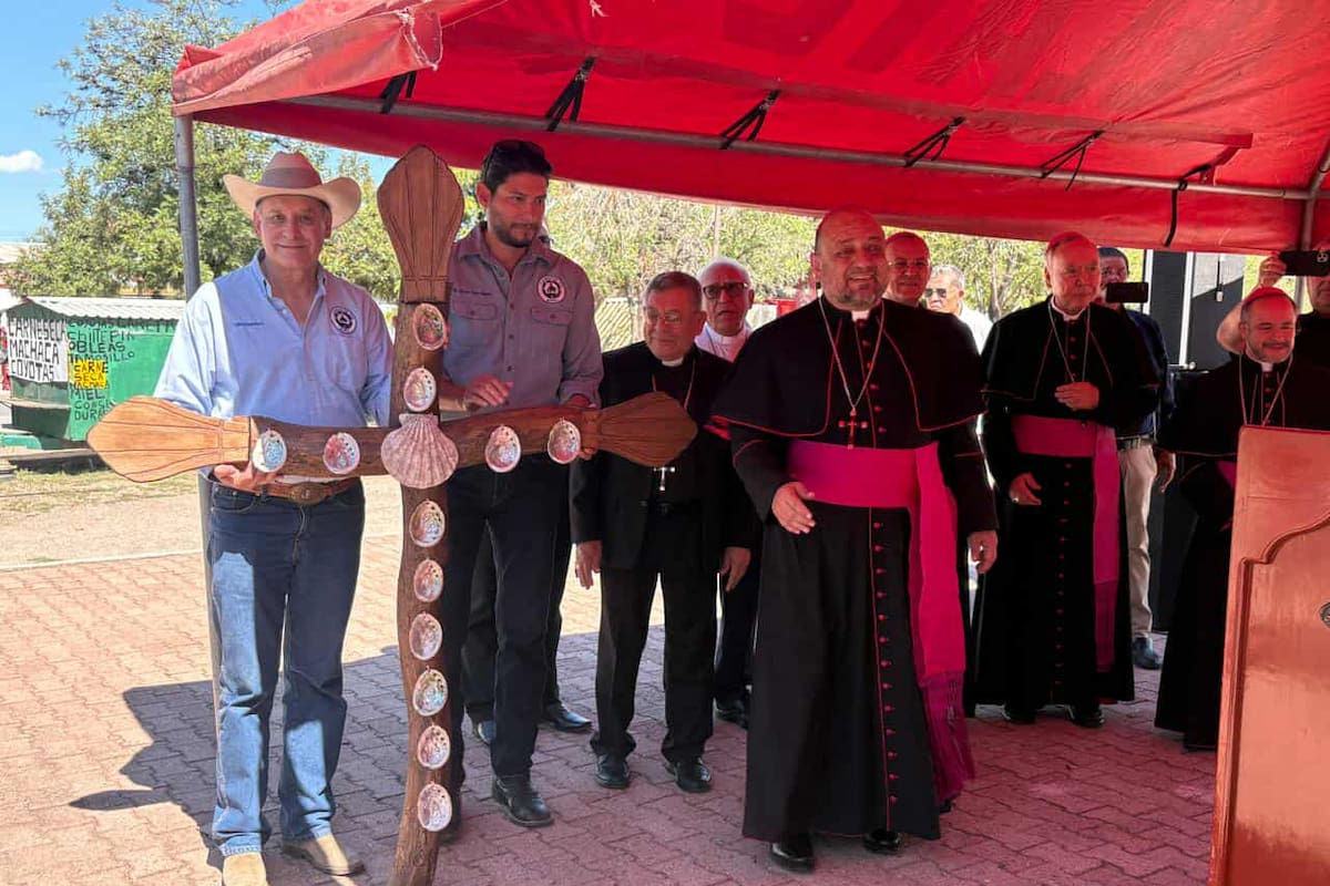 Reciben con ofrendas al Monseñor Cerra Luna en Imuris