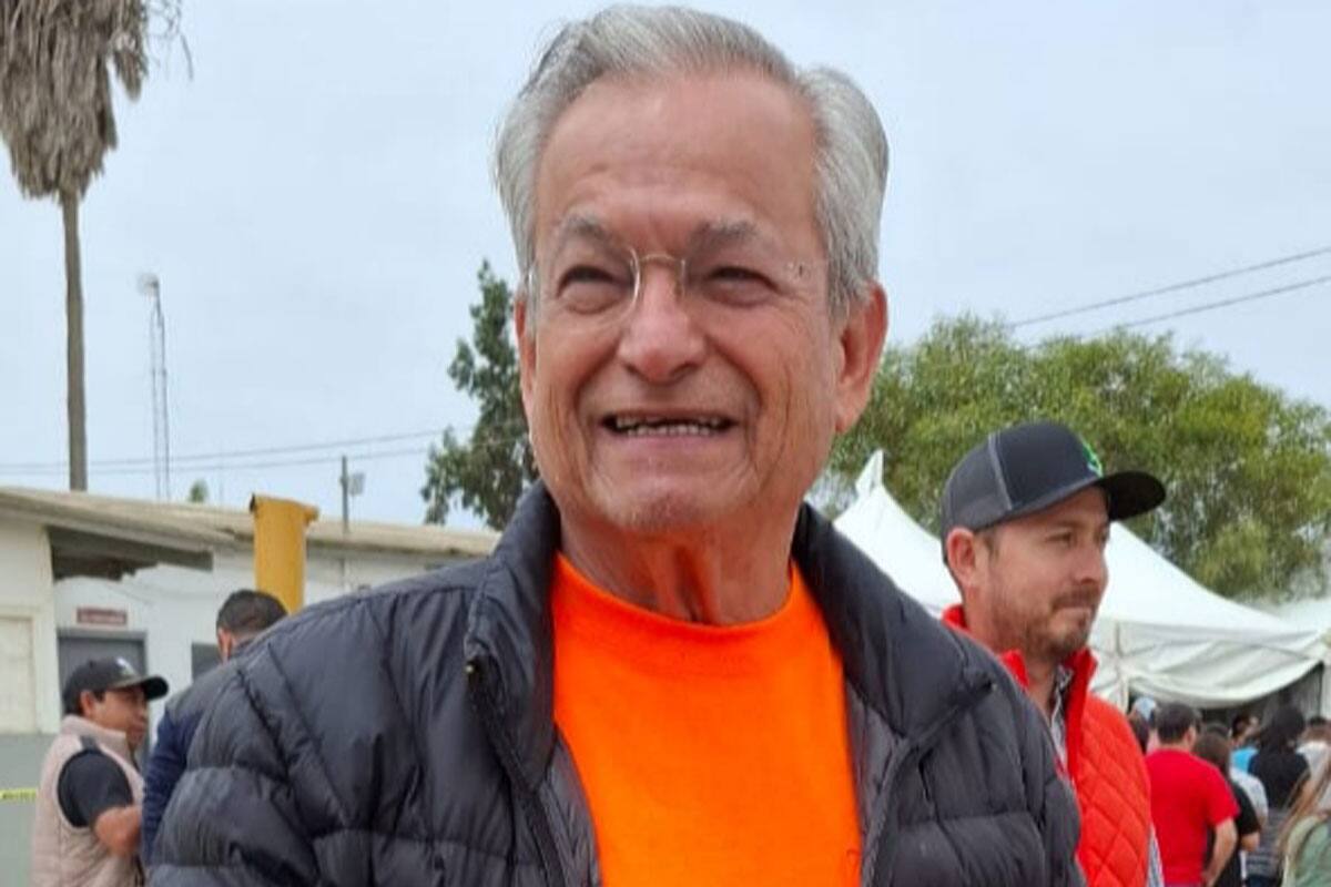 Ejerce su voto Felipe Ruiz, candidato de MC en San Quintín