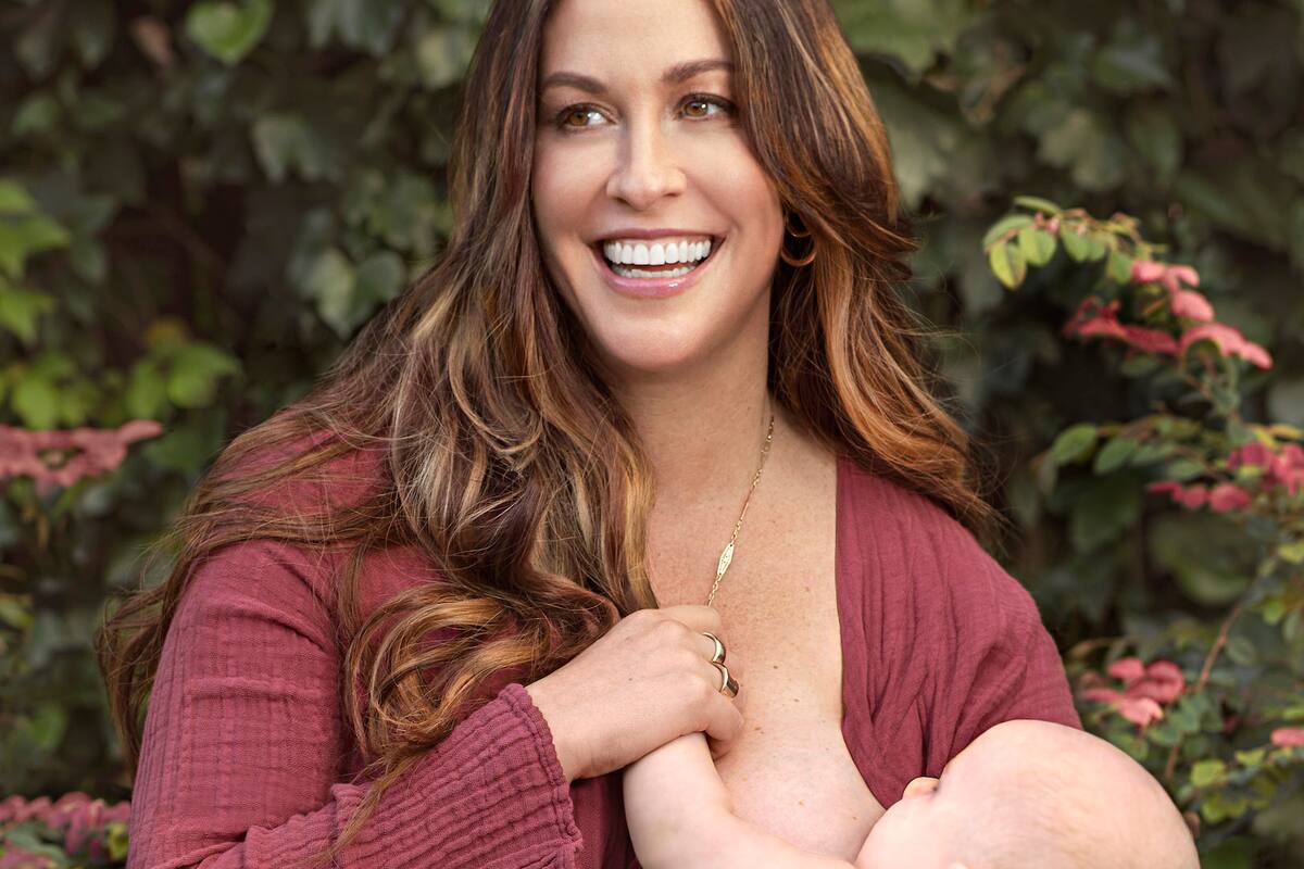 Alanis Morissette posa amamantando y envía mensaje por cuarentena