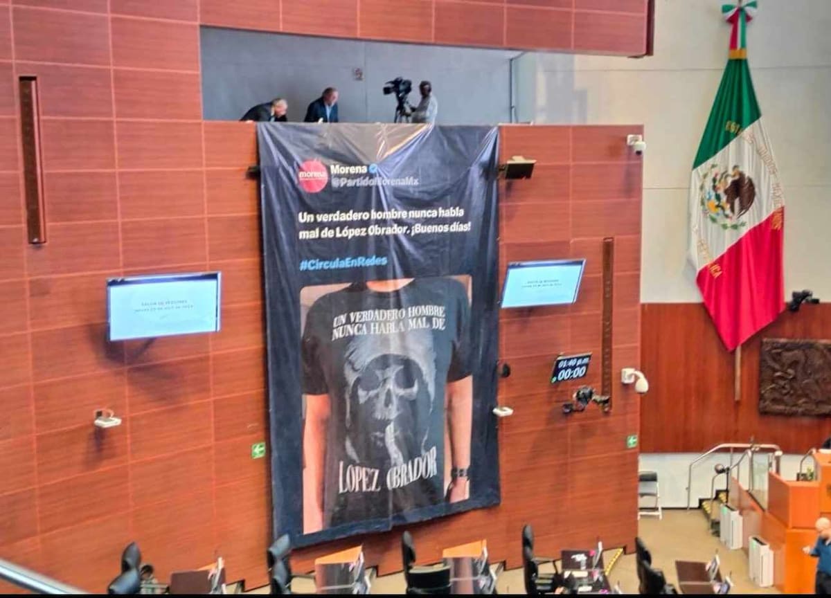 El tuit de Morena con la imagen de una calaca "pidiendo silencio" y la frase "un verdadero hombre no habla mal de López Obrador" fue confundido con la Santa Muerte.