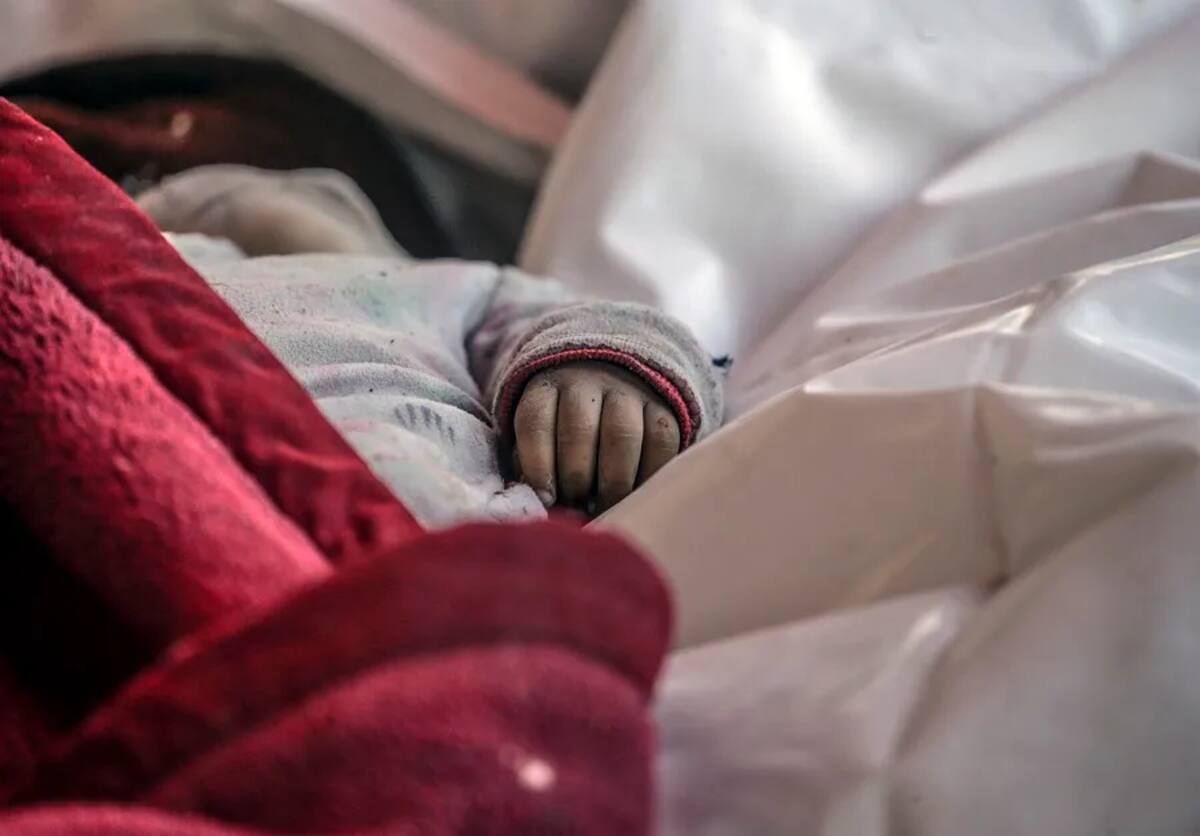 El cuerpo sin vida de un bebé palestino reposa en el Hospital de los Mártires de Al Aqsa, ubicado en Deir Al Balah, en el centro de la Franja de Gaza. / EFE - Mohammed Saber.