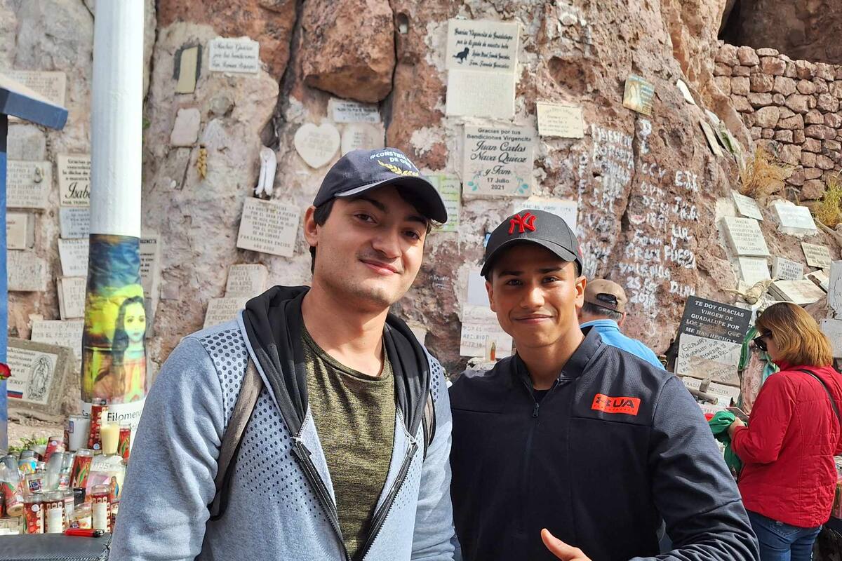Visita al cerro de la Virgen en memoria de su hermano