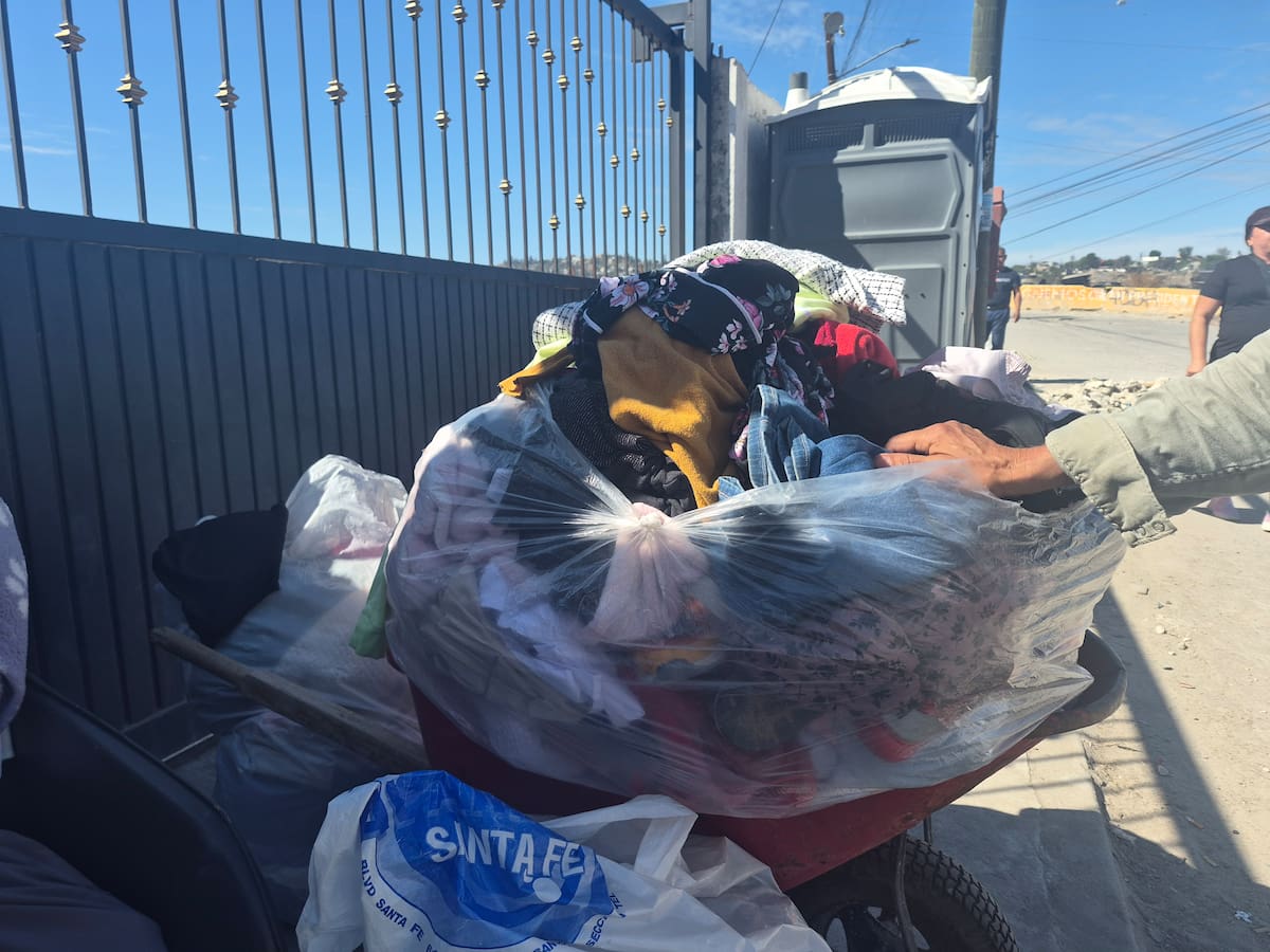 Vecinos de la colonia 3 de Octubre se organizan para llevar alimentos y artículos básicos a familias que perdieron sus viviendas por el deslave y permanecen en un campamento, donde también solicitan una carpa y una estufa para atender sus necesidades. Foto: Michelle Castillo