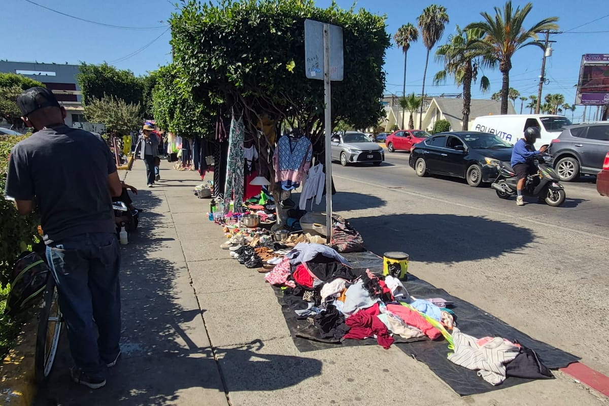 Vendedores ambulantes convierten banqueta de Avenida Reforma en tianguis frente a DIF Municipal de Ensenada