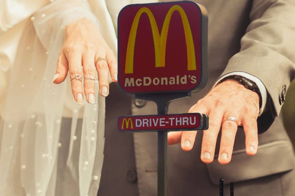 Jamie y George Callicoat, compañeros de McDonald’s se casan en el restaurante donde trabajan y celebran su boda bajo los Arcos Dorados
