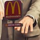 Pareja celebra su boda en su empleo en McDonald's en Ohio