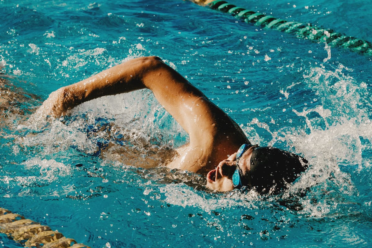 Por qué la natación en agua fría está ganando seguidores en el mundo