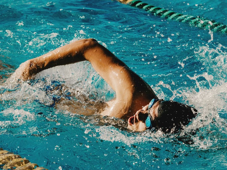 Por qué la natación en agua fría está ganando seguidores en el mundo
