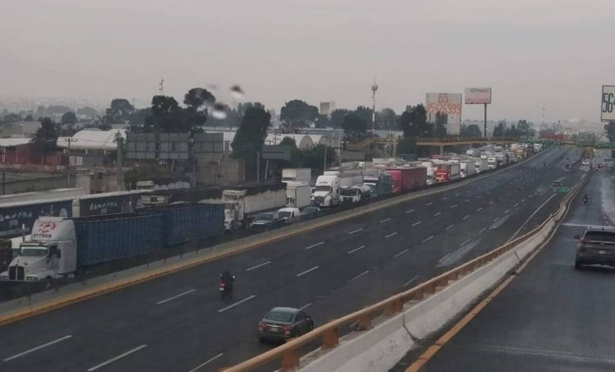 Múltiples automóviles y tráilers quedaron varados por horas hasta la apertura parcial del día de ayer. | Crédito: Redes sociales