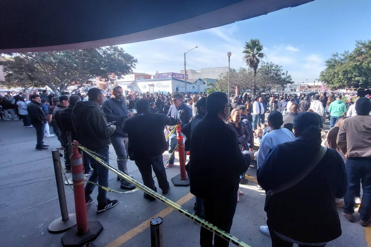 Burócratas toman oficinas de Gobierno