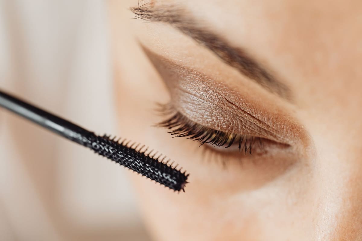 Cómo convertir una máscara de pestañas seca en nueva con agua caliente
