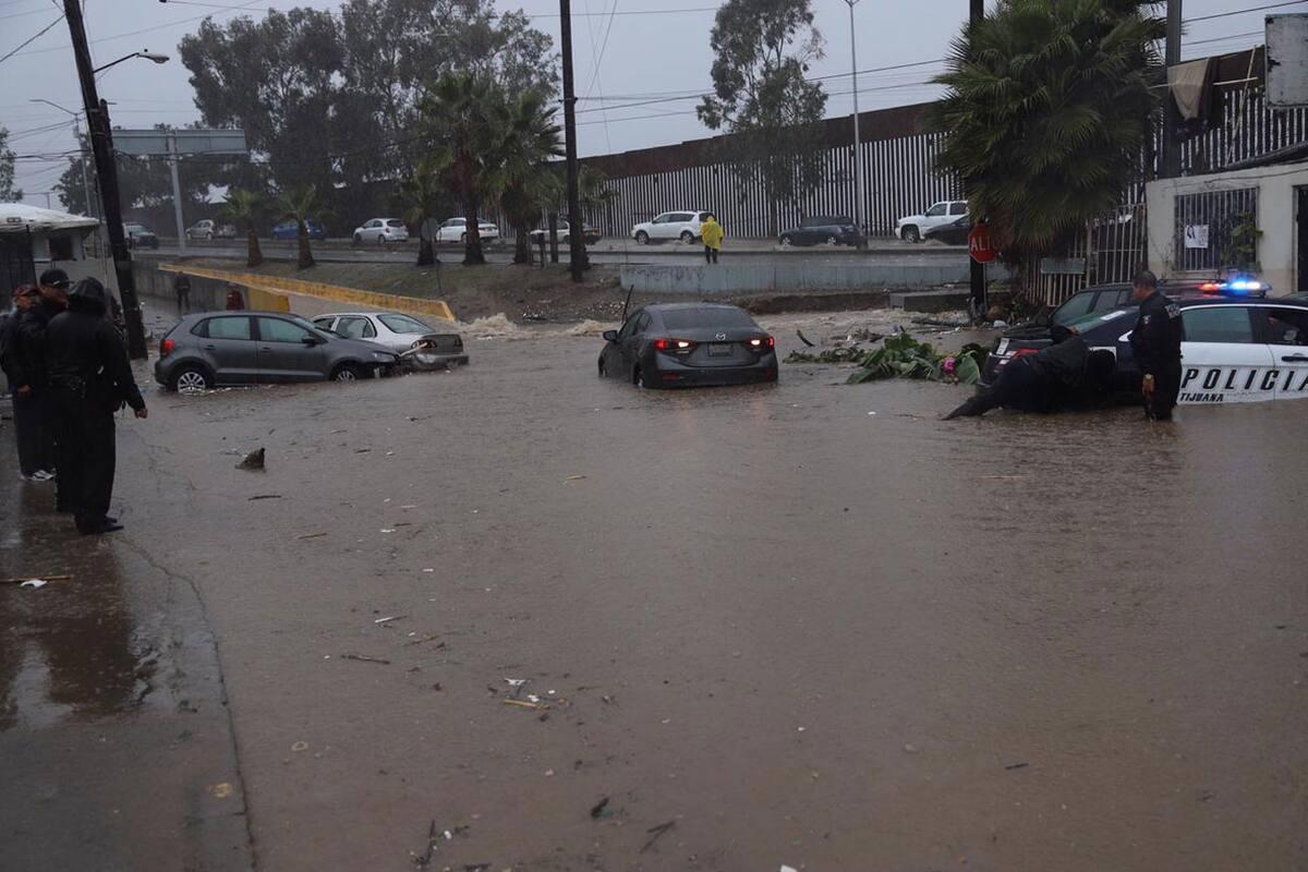 Desbordamiento de canaleta provoca evacuación en colonia Castillo