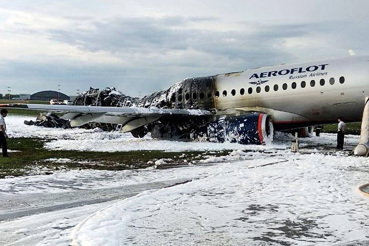 Aterrizaje de avión en llamas deja 13 muertos en Moscú