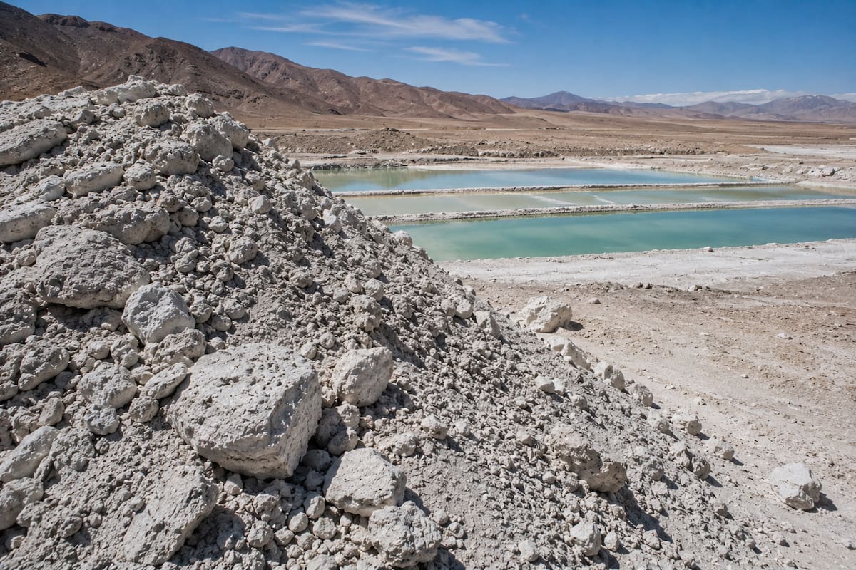 Imagen ilustrativa de un entorno árido con depósitos minerales y estanques de procesamiento, utilizada para representar los retos técnicos asociados a la extracción de litio contenido en arcillas. | Imagen hecha con IA de ChatGPT