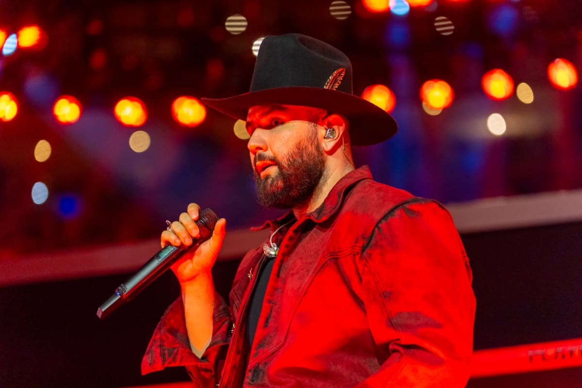 Carín León improvisa acapella tras fallas técnicas y errores en las canciones en Supernova Génesis 2026: “¡Esa rola no es mía!"