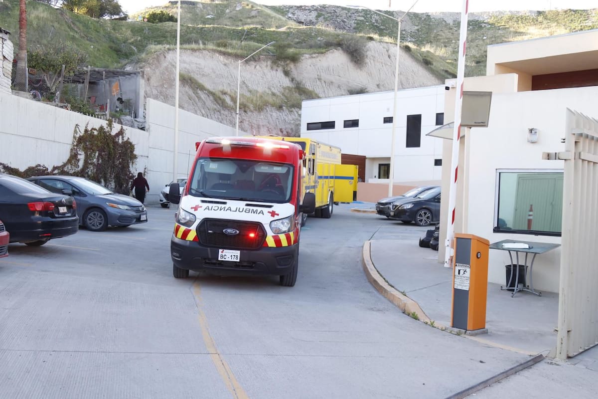 La afectada consumió un químico altamente peligroso al interior del CEJUM en la colonia Camino Verde; fue atendida por Bomberos y trasladada a un hospital para recibir atención especializada. Foto: Border ZOOM