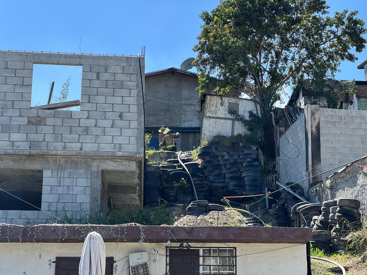 El material acumulado en el lugar hizo que el siniestro se propagara rápidamente. Foto: Leonardo Reyes