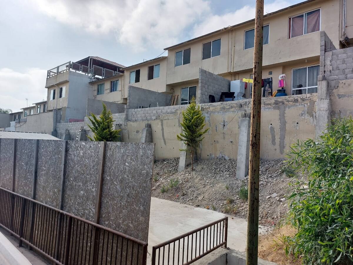 La barda en cuestión es parte de un complejo habitacional de la colonia El Lago que colinda con la parte trasera del plantel.