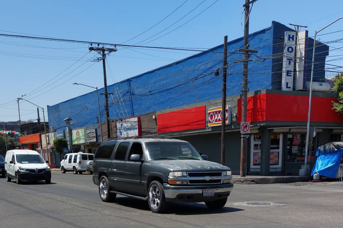 Denuncian alcantarilla abierta en zona Centro de Tijuana