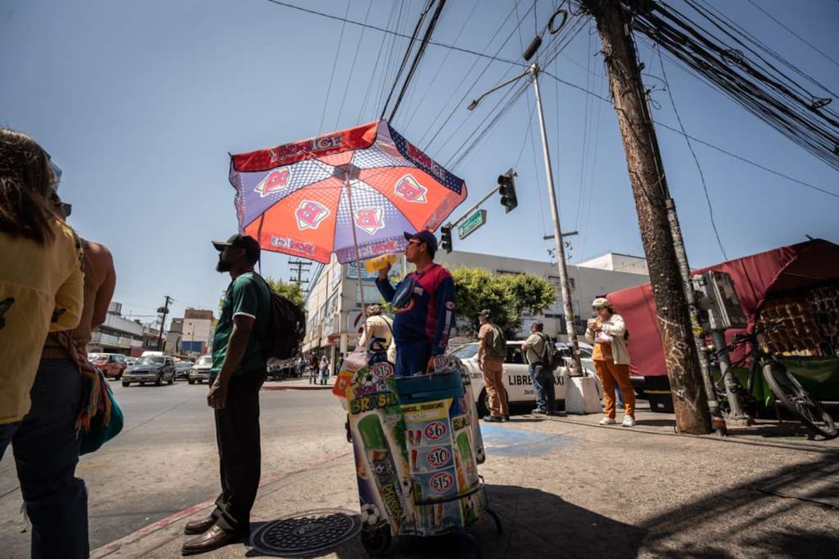 Habitantes de Tijuana enfrentan el aumento de las temperaturas con paraguas y agua; Protección Civil recomienda extremar precauciones durante la semana.
Fotos: Border Zoom.