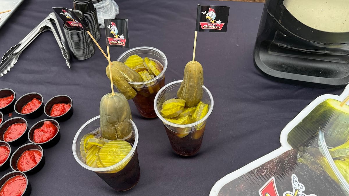 Bebidas con pepinillos encurtidos como limonada.