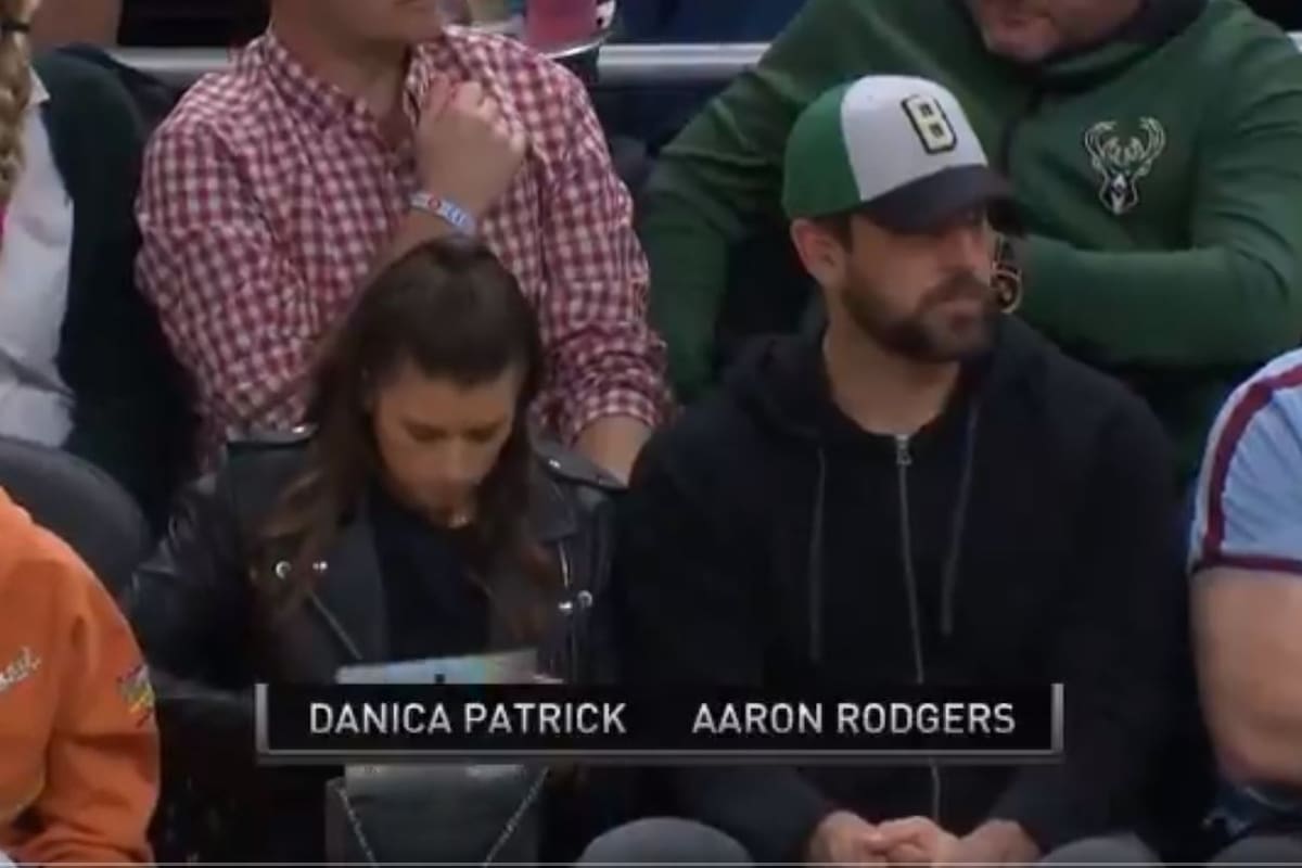 Fan de Bucks reta a QB de NFL al coquetear con su novia