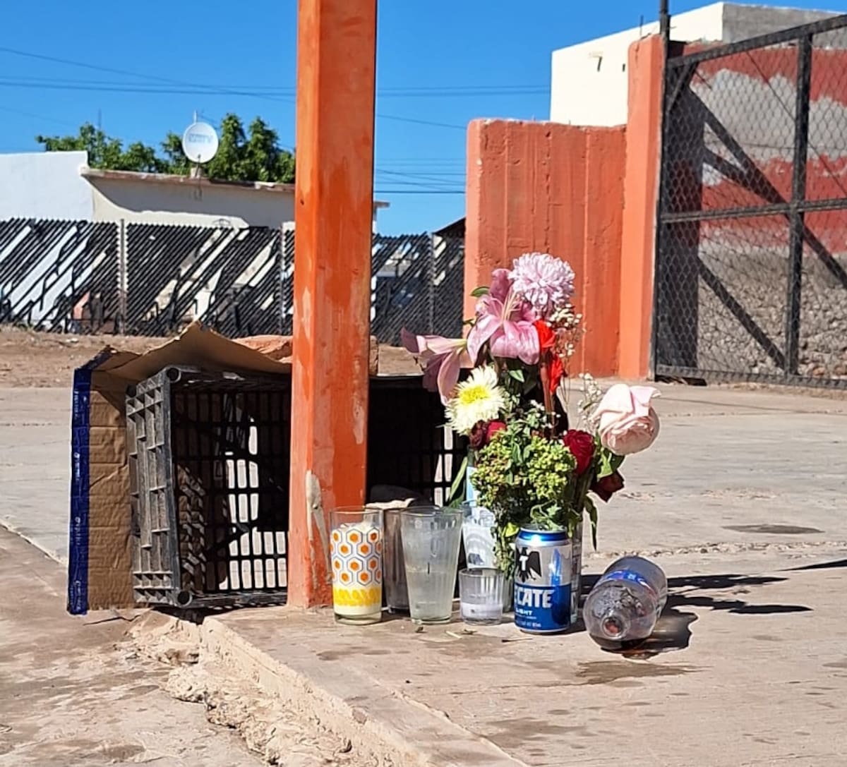 En el lugar del accidente colocaron veladoras y flores para “Conchita” en Villa Juárez. FOTO: JESÚS PALOMARES