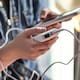 Reiniciar tu celular una vez por semana y dejarlo apagado dos minutos puede reducir el sobrecalentamiento y ayudar a que la batería dure más tiempo