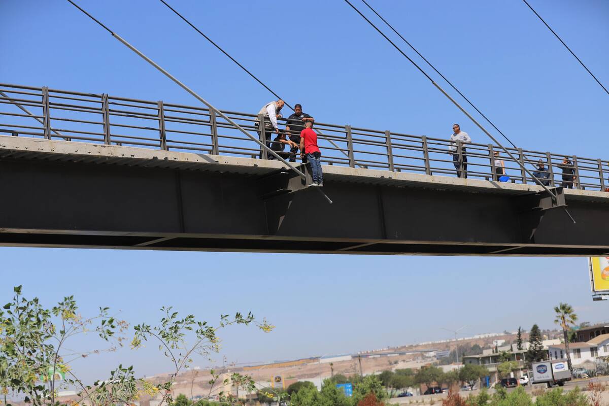 Pide ayuda familia de joven que intentó lanzarse del puente
