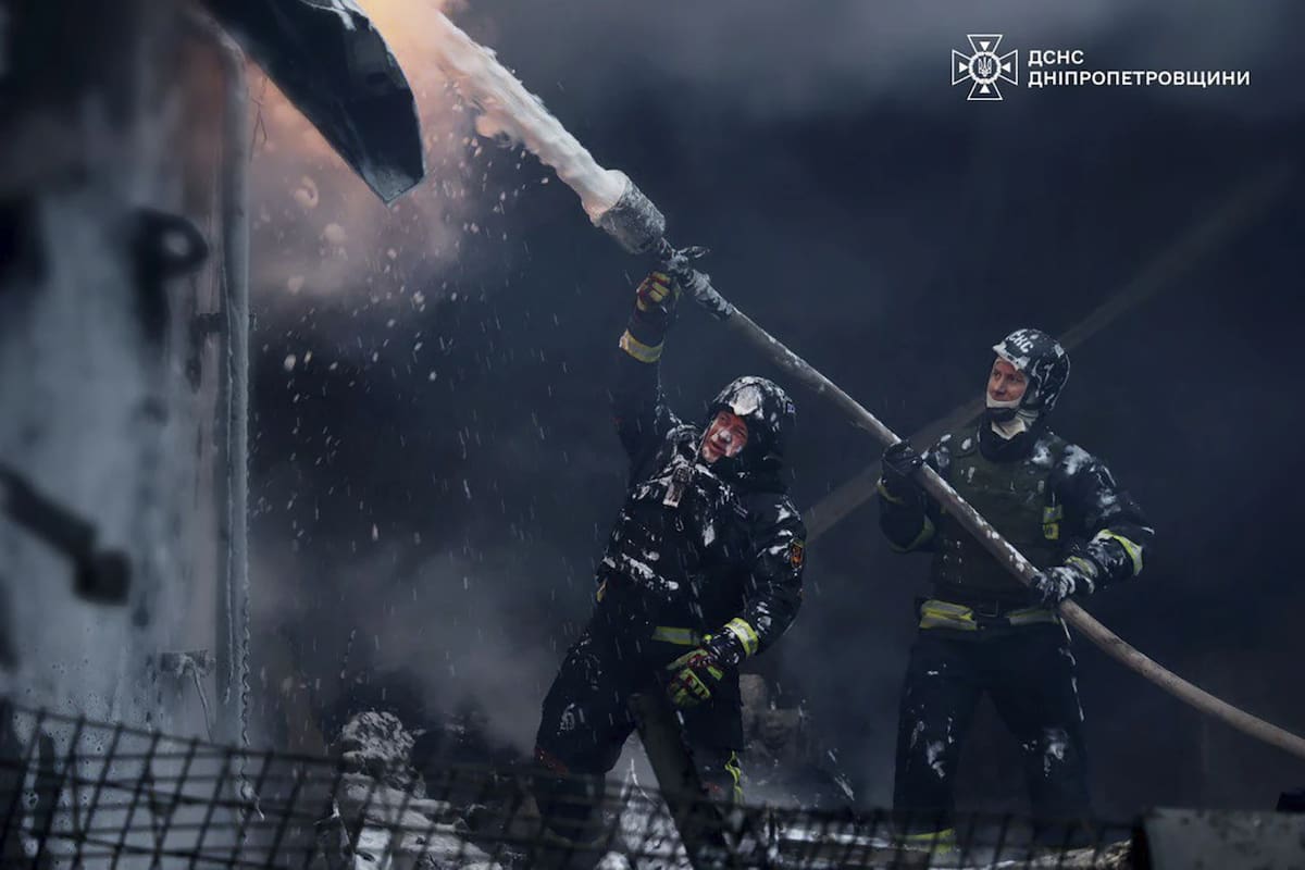 Bomberos ucranianos intentan apagar el fuego tras un ataque con misiles rusos al sistema de energía de la región. | Crédito: AP
