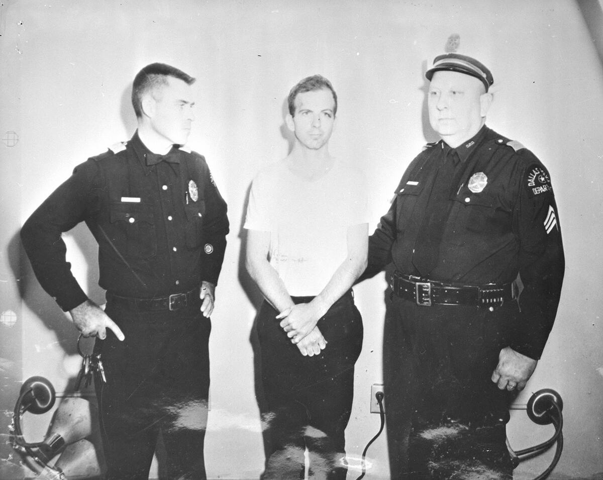Warren Commission exhibit CE 520
Fotografía de Lee Harvey Oswald y dos policías durante su arresto.
CE 520_2007_001
