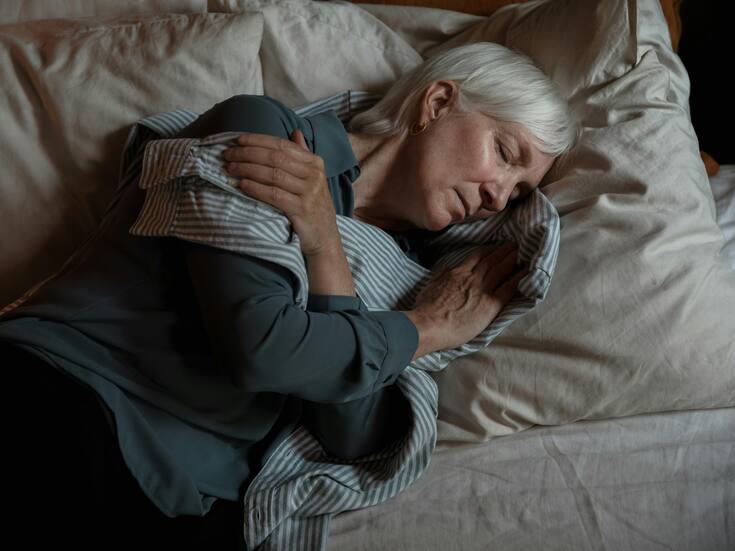 Por qué dormir arriba de 24 °C puede afectar el corazón en adultos mayores: esta es la temperatura ideal