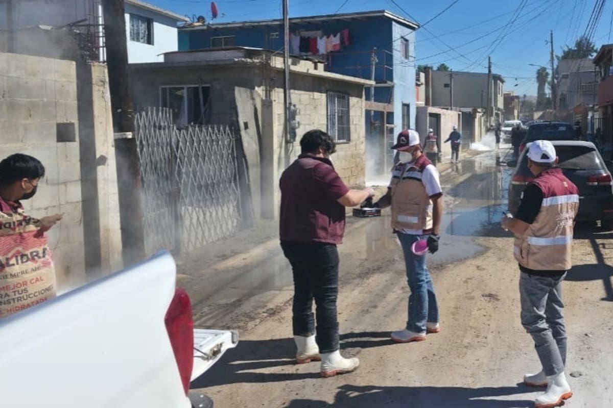 Brigadistas de Coepris desinfectan colonias afectadas por desbordamientos de drenaje en Ensenada tras la tormenta