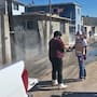 Brigadistas de Coepris desinfectan colonias afectadas por desbordamientos de drenaje en Ensenada tras la tormenta